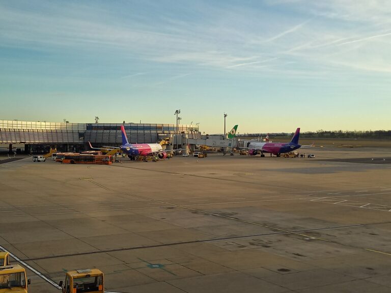 Dvě letadla Wizz Air stojí u nástupních mostů na odbavovací ploše letiště