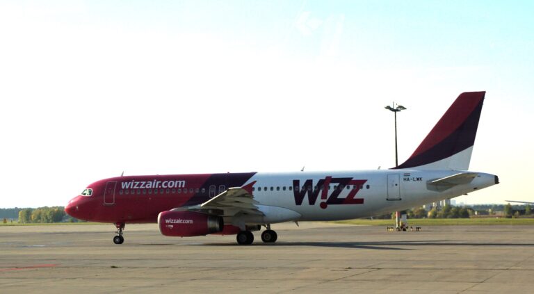 Airbus A320 v barvách Wizz Air stojí na odbavovací ploše letiště