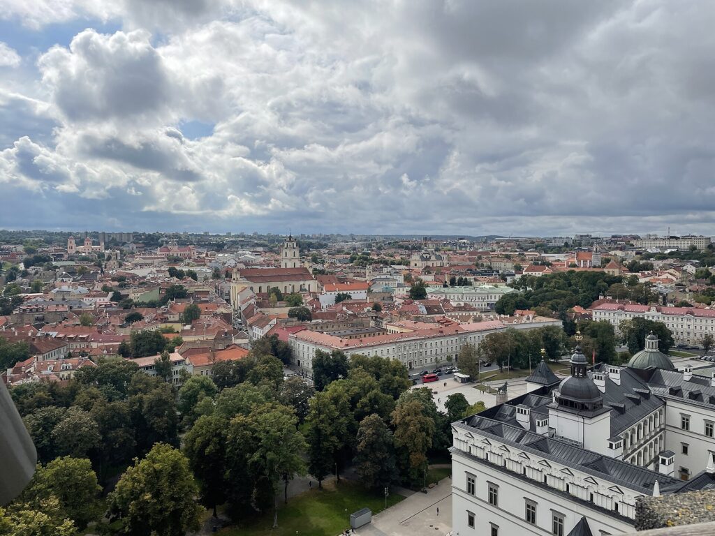 Výhled z Gedimínovy věže na střechy historického centra Vilniusu